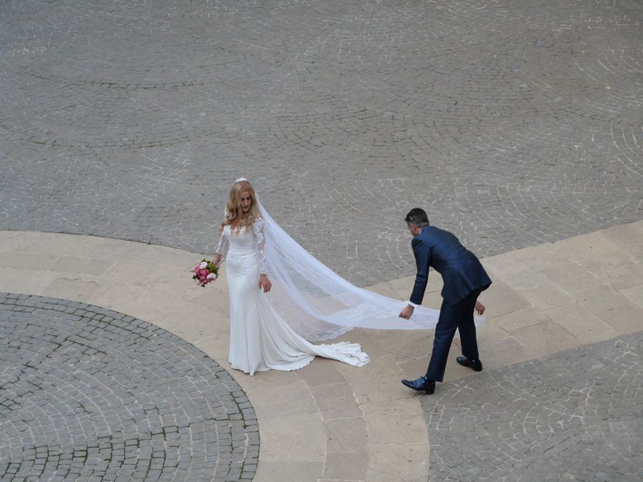 Bröllopspar fotograferat från luften på en stenlagd plats