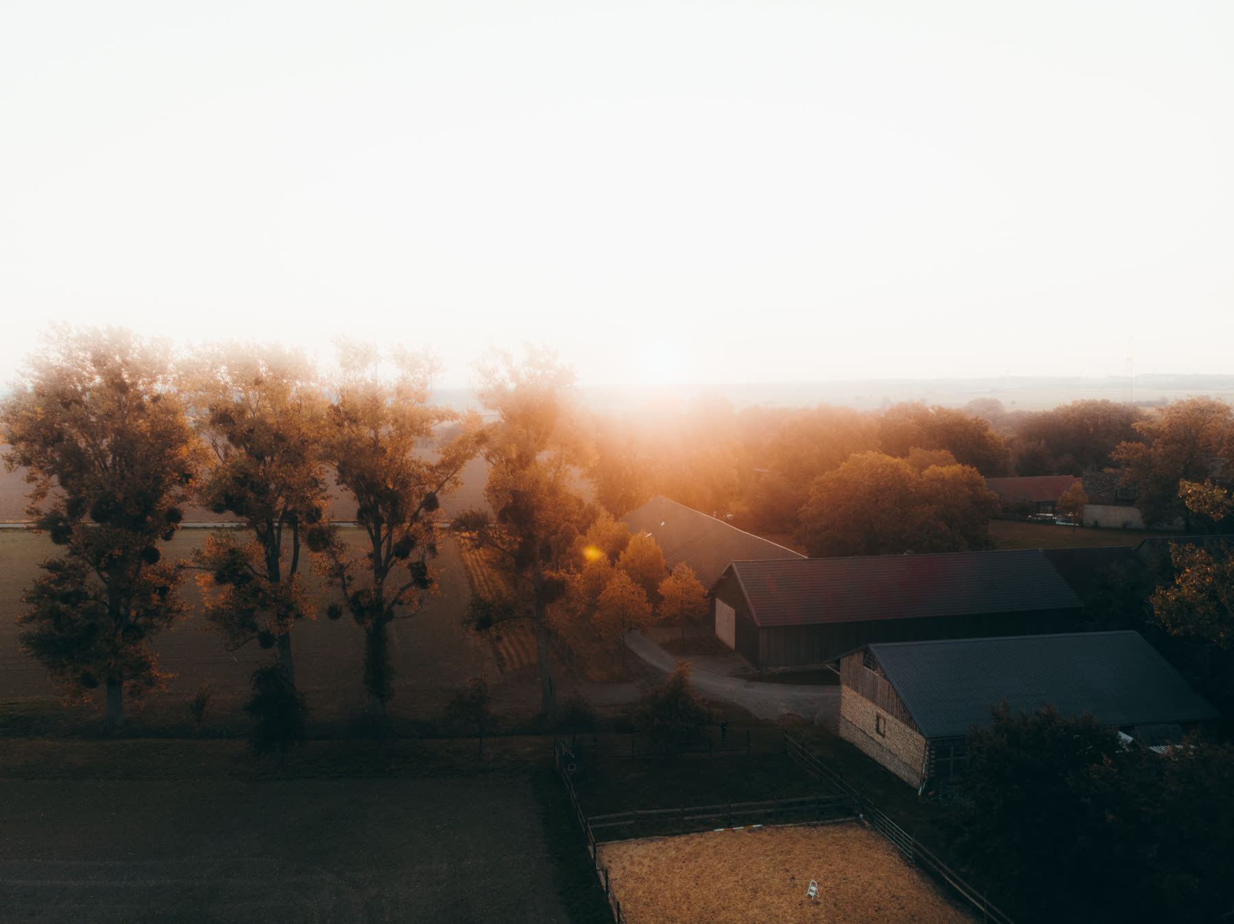 Drönarfoto av fastighet i kvällsljus