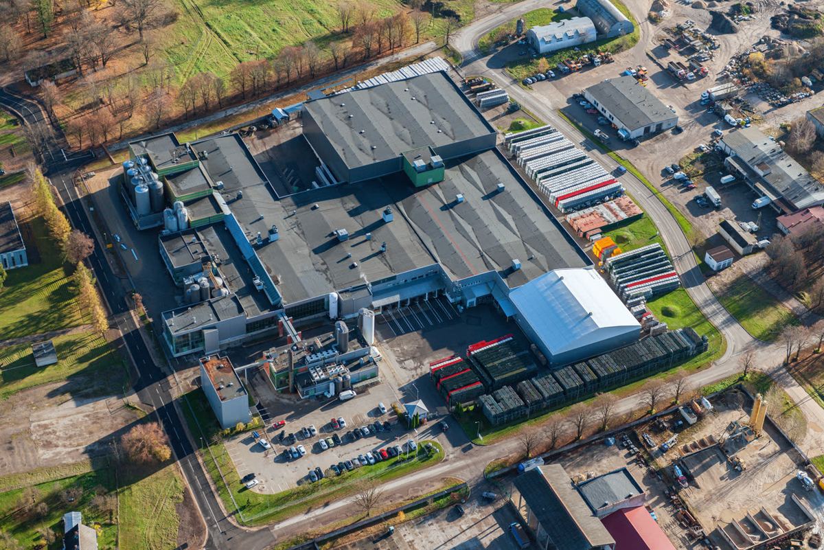 Drönarfoto av företagsfastighet i industriområde