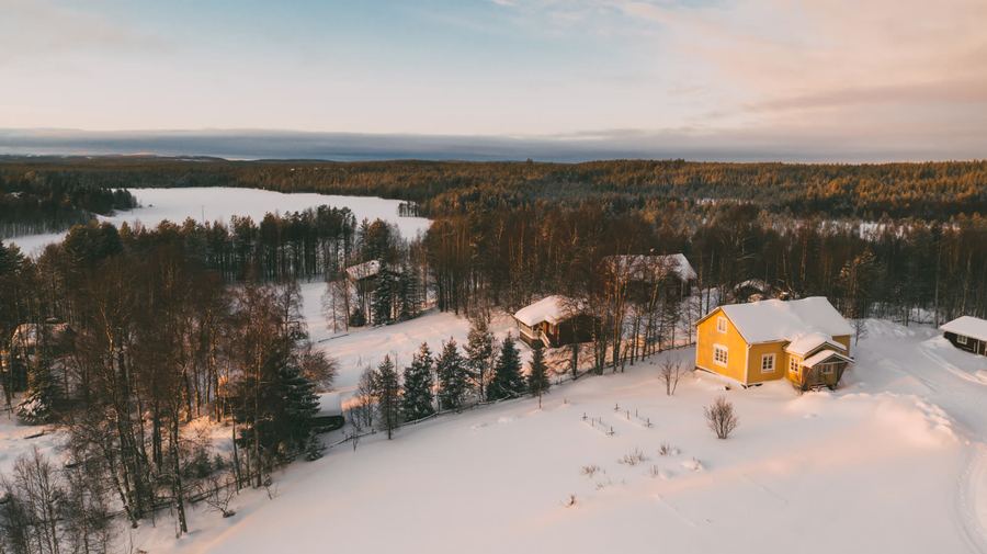 Stuga och gård fotograferad från luften
